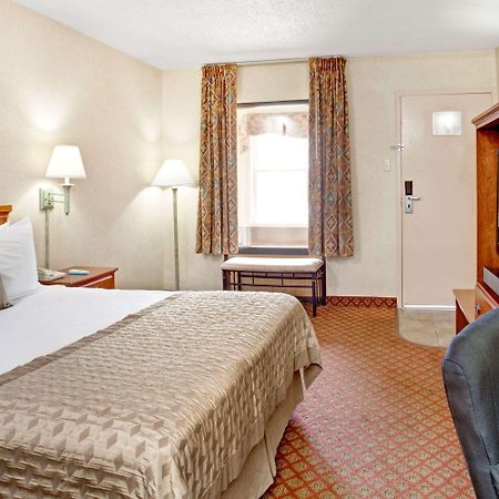 Hotel Ramada By Wyndham West Memphis Esterno foto