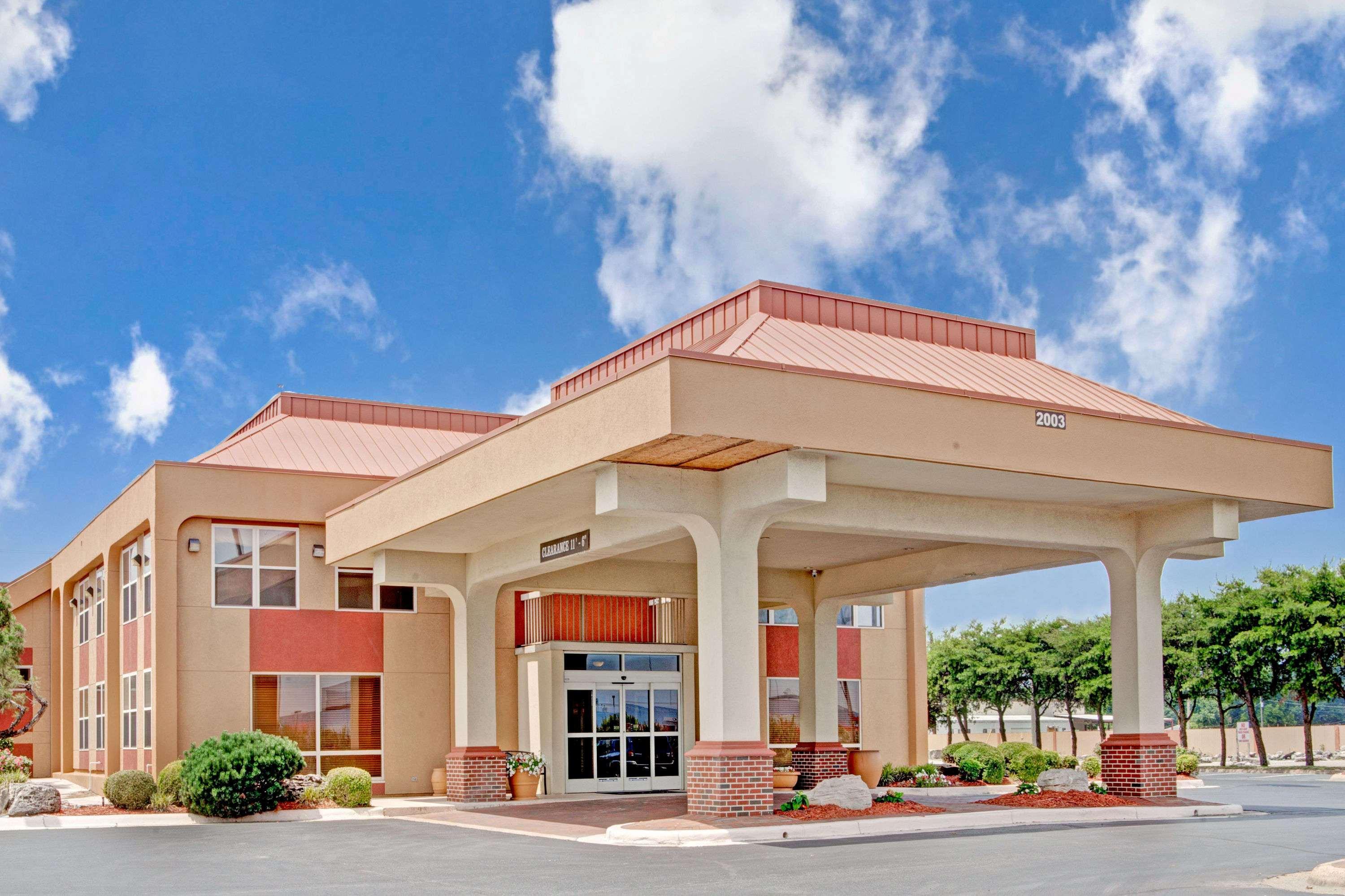 Hotel Ramada By Wyndham West Memphis Esterno foto
