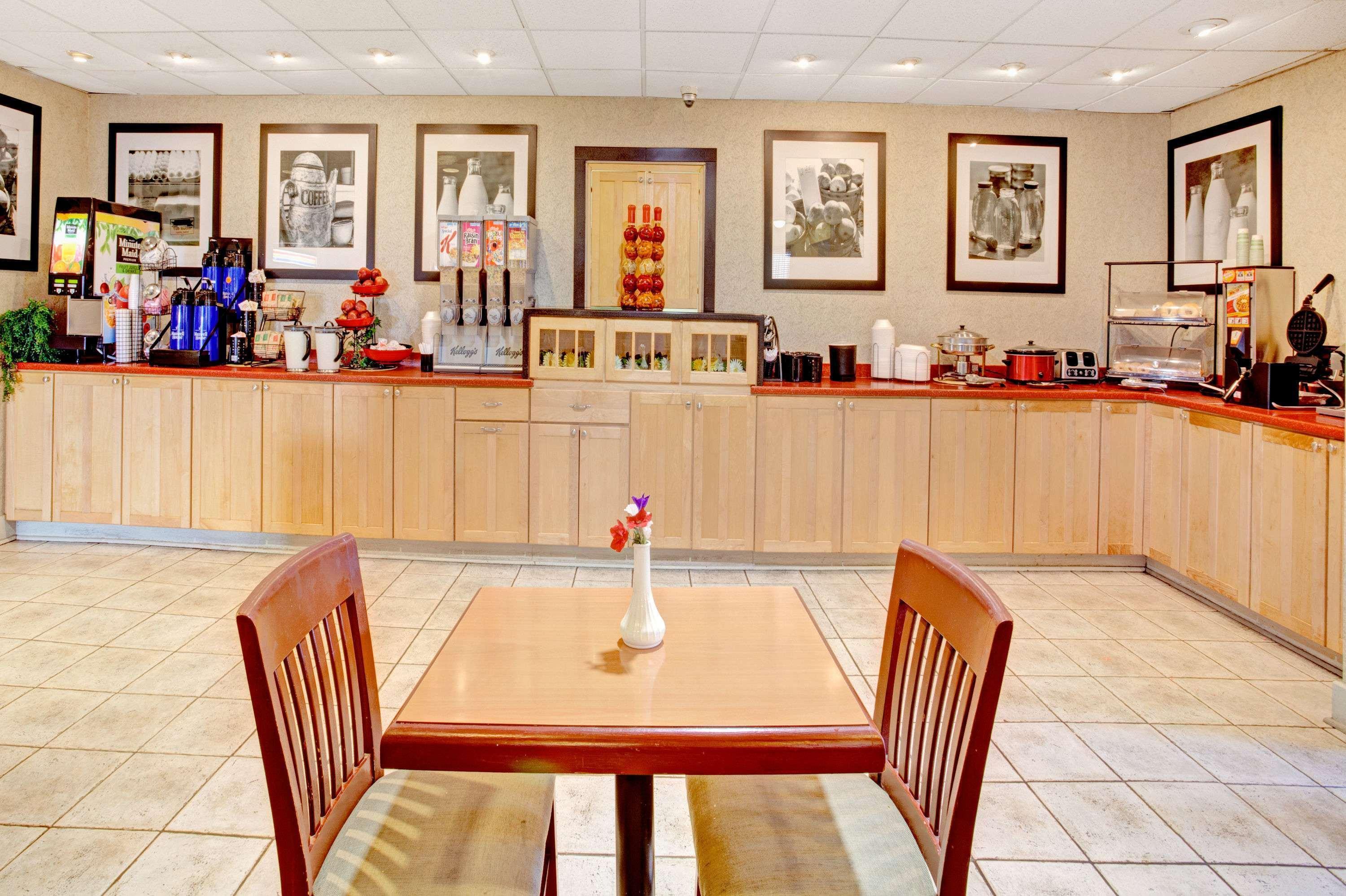 Hotel Ramada By Wyndham West Memphis Esterno foto