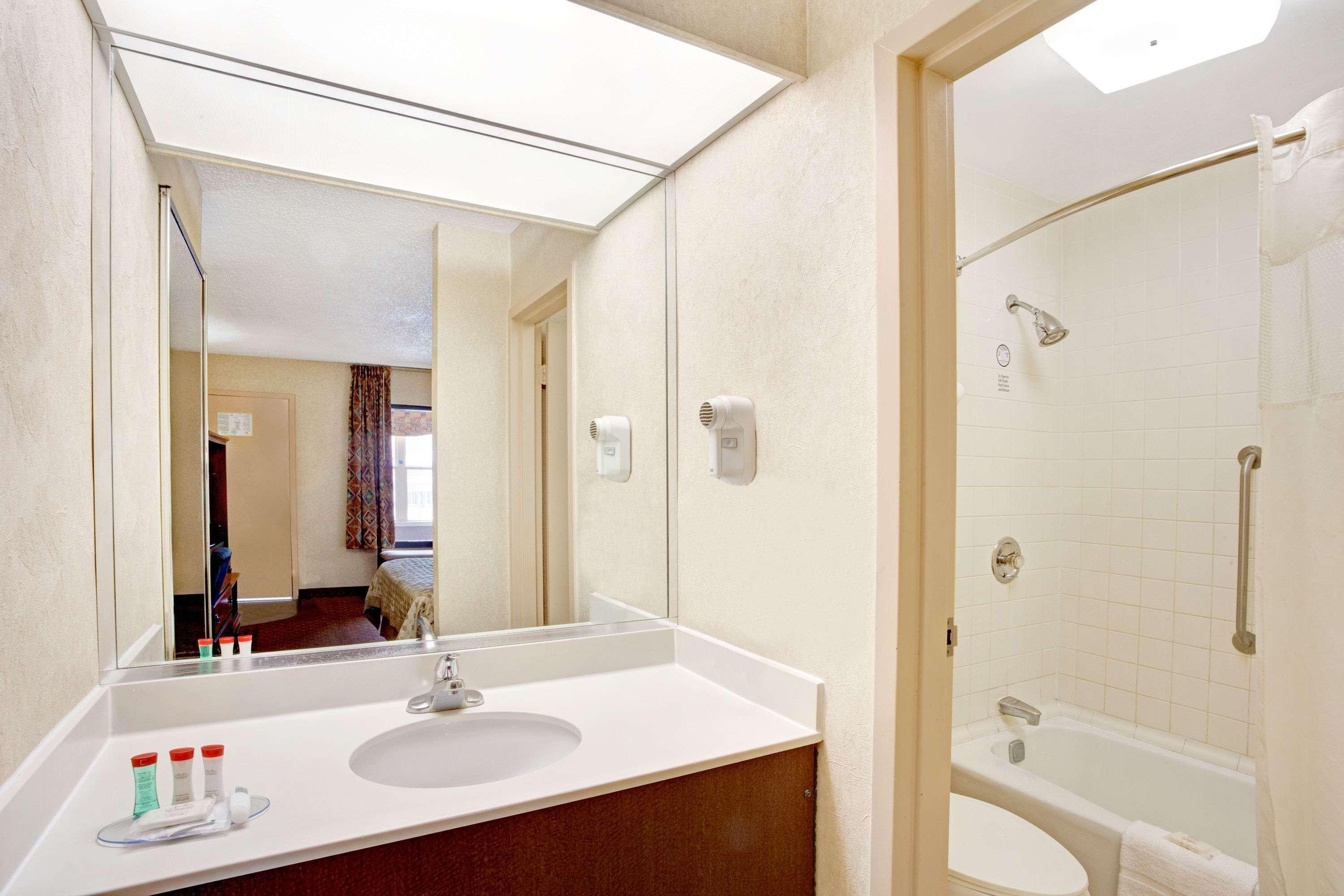 Hotel Ramada By Wyndham West Memphis Esterno foto