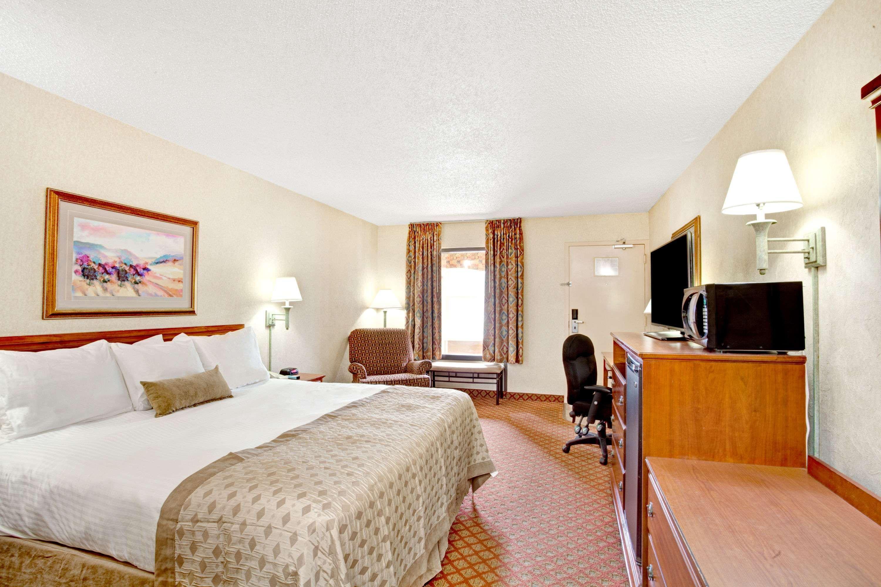 Hotel Ramada By Wyndham West Memphis Esterno foto