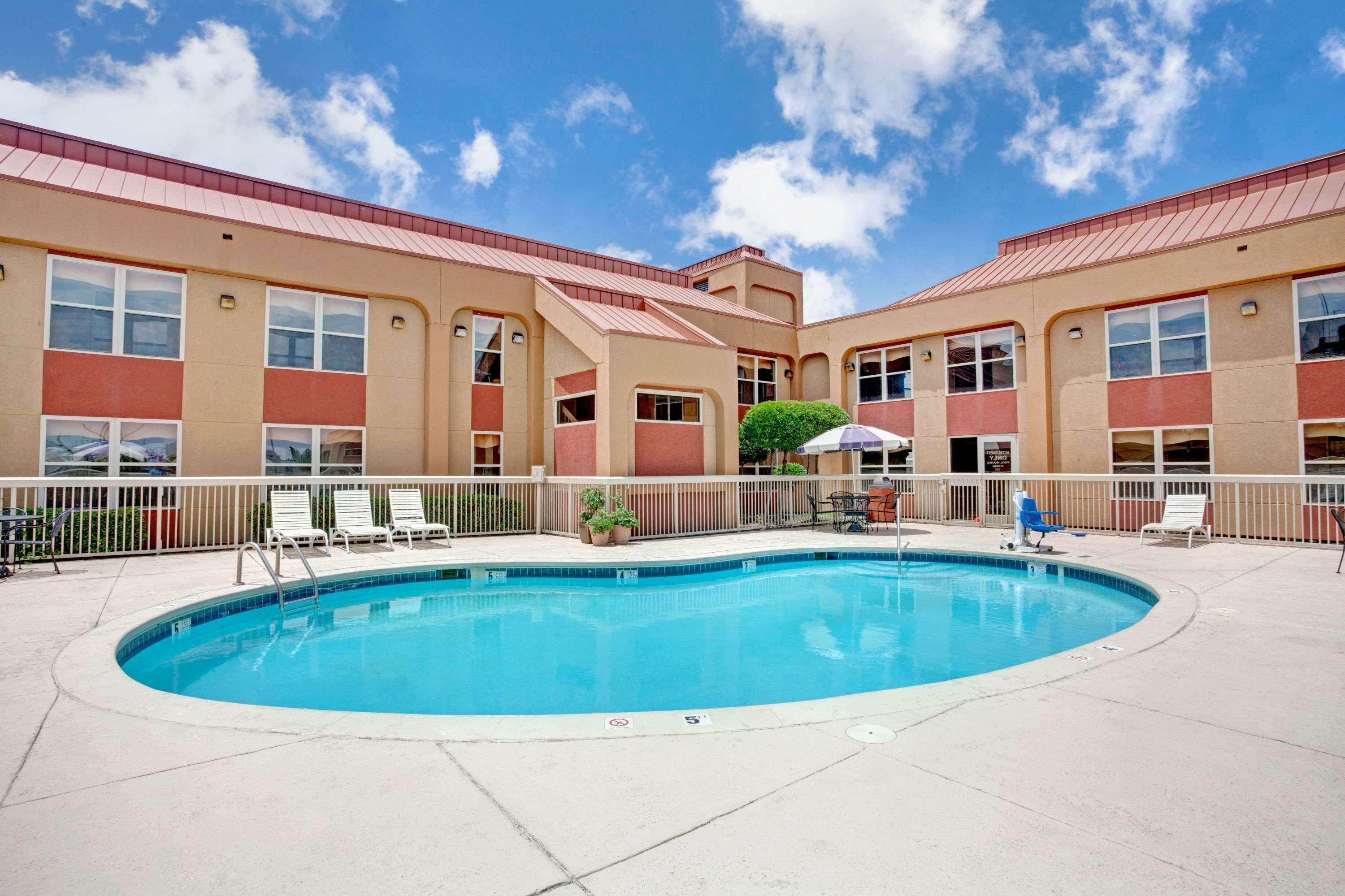 Hotel Ramada By Wyndham West Memphis Esterno foto